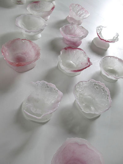 Sandra Moneny, Flores rosas, 2018. Vidrio traslúcido y blanco opaco con diferentes tonos de vidrio rosa compatible, 10 x 10 x 5 cm.